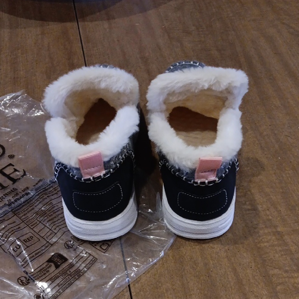 Gray Fleece-Lined Women's Moccasins - Picture 3 of 8